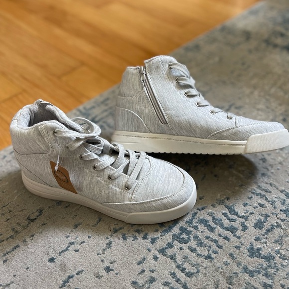 Roxy sneakers size 8.5 - Picture 2 of 7